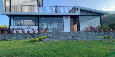 En la vereda Costa Rica de Ginebra Valle, Vendo esta linda y cómoda casa de 361 m2. Lote de 3.895 m2.  con casa de mayordomo 80 m2. Taller de 15 m2.  La casa tiene 6 hab con su baño. Sala de Tv y Estudio.  Sala y Comedor muy amplios. Cocina abierta. Baño social. Comedor auxiliar, Terraza. Lavandería. Árboles frutales.  Tiene cerramiento en malla y cerca viva. Acueducto veredal y tanque de 2.000 litros a 5 mts de altura. Cuenta con cámaras de seguridad. Te invito a conocerla y disfrutar de los hermosos paisajes y clima del Valle del Cauca.