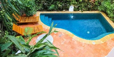 Casa-Hotel.847M.Capacidad:28 personas y un total de 14 habitaciones.  Restaurante. Piscina.  Terraza con jacuzzi . Cada habitación doble cuenta con : aire acondicionado.ventilador.TV por cable, caja fuerte.baño privado.Acabados 1A. Centro historico amurallada en la hermosa Cartagena, la Estancia de la Mantilla conserva toda la magia y tradición de las casas coloniales de techos altos ,balcones y patio central,respetando sus fachadas y arquitectura española siglo XVII.