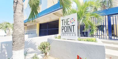 ¡Hermoso apartamento en exclusiva zona de Soledad disponible para venta!
Ubicado en un conjunto privado cerca de la Calle 30, este amplio apartamento ofrece la comodidad de estar cerca del centro comercial Plaza del Sol, hospitales y colegios. Con 3 espaciosos cuartos y 2 baños, este hogar es perfecto para familias que buscan confort y funcionalidad. La cocina integral y el área de labores añaden practicidad a tu día a día.
El edificio cuenta con dos ascensores por torre y excelentes zonas comunes, que incluyen una piscina para niños y adultos, una cancha múltiple para disfrutar de actividades deportivas, y una terraza BBQ ideal para reuniones al aire libre. Además, tiene vigilancia 24/7 para tu seguridad, planta eléctrica para las zonas comunes y un parqueadero de uso privado por apartamento.
¡No pierdas la oportunidad de vivir en este maravilloso lugar que combina comodidad y excelente ubicación! Cod: 529