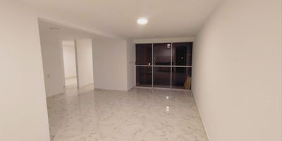 Presentamos apartamento nuevo para arriendo en el conjunto residencial Cuarzo en Valle del Lili, ideal para aquellos que buscan estar en un ambiente de tranquilidad y rodeado de zonas verdes, este inmueble que acaba de ser entregado para estrenas sale para arriendo con un precio muy económico, ubicado en piso 10 con doble ascensor, este inmueble cuenta con dos habitaciones amplias la principal con baño y espacio para vestier, baño social, amplios espacios para sala comedor, cocina y espacio amplio para área de ropas y vista exterior a través de su amplio balcón. El apartamento cuenta iluminación natural por lo que ofrece un ambiente acogedor y ventilado dada su ubicación en piso 10, en sus áreas comunes encontrará piscina para adultos y niños, salón de reuniones, amplias zonas verdes y parqueaderos comunitarios, seguridad 24/7, CCTV y control de ingreso a visitantes. Tener presente que el apto aún tiene pendiente la terminación de espacios en cocina y habitaciones.
