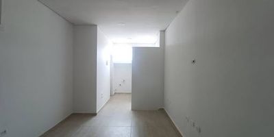 Local comercial en arriendo en el vibrante barrio La Matuna, Cartagena, Bolívar. Este espacio de 23 m², con 1 baño y vigilancia, es ideal para su negocio. Ubicado en la Avenida 8A-44, el inmueble cuenta con 25 años de antigüedad y ofrece un entorno seguro con vigilancia activa. El canon de arriendo es de $2,500,000. Establezca su empresa en una zona con buen flujo de personas. Para más detalles, contáctenos vía WhatsApp o "ver teléfonos".