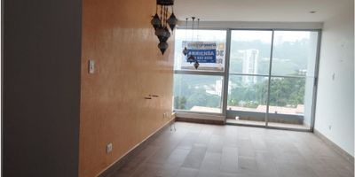 ¡Apartamento en Arriendo en El Trébol, Manizales! ?✨

Vive en este amplio y moderno apartamento, ideal para quienes buscan comodidad y una excelente ubicación en Manizales. Su diseño iluminado y funcional lo convierte en el lugar perfecto para disfrutar en familia.

Distribución y Comodidades: Cuenta con 3 habitaciones, 2 baños, cocina integral, zona de lavandería y balcón con vista panorámica. La habitación principal incluye baño privado para mayor privacidad.

Espacios y Beneficios: Ubicado en el tercer piso con ascensor, dispone de doble ventana, dos parqueaderos cubiertos y acceso pavimentado. Además, la urbanización ofrece portería, vigilancia, zonas verdes y deportivas.

Ubicación Privilegiada: En un sector tranquilo y bien conectado, con acceso a transporte público, áreas turísticas, centros médicos y espacios naturales.

¡No dejes pasar esta oportunidad! Contáctanos para más información y agenda tu visita. ??


