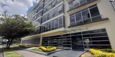 Presentamos esta estupenda Oficina en arriendo, ubicada estratégicamente en el sector de Chicó Norte. Se entrega con divisiones,  ubicada en un Sexto Piso, exterior lo que le proporciona una buena vista y excelente luz natural. El ingreso al Edificio es muy ameno, ya que tiene una amplia sala y un servicio amable y ágil de Recepcionista, además de contar con vigilancia permanente. De igual manera el Edificio cuenta con dos Ascensores, auditorio en el primer piso, sala de Conductores y una Cafetería en el séptimo piso. Los pisos son en porcelanato y cuenta con dos garajes cubiertos y un Depósito, Baños comunales en cada piso. En la zona encontramos Entidades Bancarias, Restaurantes y comercio en general. Como vías de acceso tenemos la Av Calle Cien, Av Cra. Quince, Carrera Once, Autopista Norte, entre otras.
