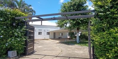 Vendo casa de una planta en el Condominio Campestre La Morada, Jamundí Colombia. Lote de 1.502 M2 y 380 M2 de área construida. La casa cuenta con sala, comedor, baño social, cocina integral con alacenas, zona de oficios, salones de tv, cuartos útiles, habitación principal con closet, vestier, baño y balcón, habitación auxiliar con baño, vestier y jardín, habitación auxiliar con vestier, baño y salida a la terraza, además de ático con una gran terraza, zona de árboles frutales, bbq, piscina y jakuzzi. El Conjunto cuenta con doble portería, vigilancia permanente, vías pavimentadas, senderos, salón social, canchas de tenis, baloncesto y futbol.