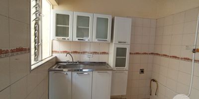 Se vende y se arrienda apartamento en bello barrio obrero amplio de 72 metros cuadrados, cuenta con 3 alcobas, 1 baño, sala-comedor y patio.Se encuentra en una sector muy central, tiene buenos accesos a transportes públicos, colegios, zonas deportivas y zonas comerciales, cerca el centro comercial ciudad Fabricato, para que salgas y tengas muy buena diversión con amigos y familiares.