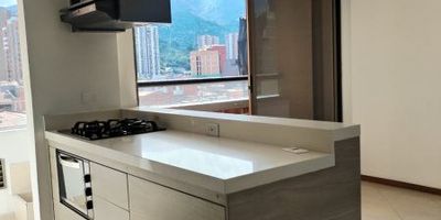 ¡Encuentra tu oasis de paz en Sabaneta! 
Te presentamos este hermoso apartamento de 72m2 en el exclusivo barrio Holanda. Ubicado estratégicamente cerca de colegios, centros comerciales y transporte público, lo tendrás todo a la mano. 
Disfruta de un espacio luminoso y amplio, con 2 amplias alcobas, cada una con closet . La cocina integral moderna y la sala-comedor te permitirán pasar momentos inolvidables con familia y amigos. 

La unidad cerrada, con portero y ascensor, te brindan la máxima seguridad.