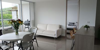 ¡Oportunidad de inversión en zona turística! Apartamento en venta en el piso 7, completamente amoblado y con 78 M2 de área. Cuenta con 2 habitaciones con vestier, 3 baños completos, salón comedor, cocina integral equipada, balcón grande con excelente vista y 2 aires acondicionados nuevos. Incluye 6 tarjetas de acceso a la piscina y zonas húmedas. La unidad ofrece espectaculares zonas comunes, como una piscina gigante con tobogán, juegos infantiles, cancha cerrada de fútbol, golfito y zona de hamacas. ¡Contáctanos para más información y agenda tu visita!