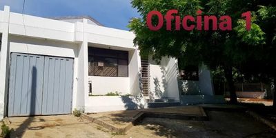 Se arrienda oficina de 45 Mt. cuenta con su baño, bahía exterior de parqueo, oficina segura con sus rejas en todas las ventanas y puertas, excelente iluminación, con persianas,  oficina en excelente estado.