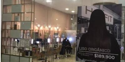 ¡Oportunidad de Inversión! Local Comercial en Venta en Centro Comercial
Este espacioso local comercial, ubicado en el 3er nivel del Centro Comercial, es la opción ideal para llevar tu negocio al siguiente nivel. Con un área de 65 m², el local está perfectamente distribuido con 2 subdivisiones internas, lo que permite adaptarlo a diversas necesidades comerciales. Además, cuenta con una cocineta y 1 baños, asegurando comodidad tanto para empleados como para clientes. Ideal para todo tipo de negocio.
No pierdas la oportunidad de establecer tu empresa en una de las zonas más dinámicas y con alto flujo de personas. ¡Aprovecha esta excelente ubicación y haz crecer tu negocio en este vibrante centro comercial!
Contáctanos para más información o para agendar una visita.