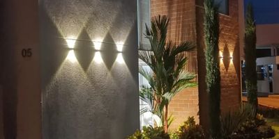 ¡Descubre la casa de tus sueños en La Morada! Esta hermosa propiedad campestre está construida en un lote de 300 metros cuadrados y ofrece un espacio ideal para disfrutar en familia. Con dos pisos, la casa cuenta con cinco alcobas, cada una con su propio baño, brindando privacidad y comodidad. Disfruta de momentos de entretenimiento en la sala de televisión y relájate en la amplia terraza con zona de BBQ. Además, disfruta de los lindos jardines que rodean la casa. Ubicada en condominio, campestre  esta propiedad combina tranquilidad y seguridad, con una zona infantil, senderos ecológicos y piscina para el disfrute de toda la familia. Además, cuenta con cuatro parqueaderos. ¡No dejes pasar esta oportunidad única de vivir en un entorno natural sin renunciar al confort!