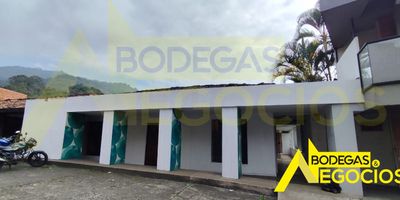 Casa Bodega sobre vía principal, con parqueaderos de visitantes, vitrina comercial, Tiene 15 mts de frente x 18 mts de fondo. Es para destinación comercial, el canón sería de $5.000.000 net. Tiene parqueadero para 6 vehículos aprox, y la terraza tiene 140 mt