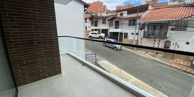 Te gustaria vivir en un lugar tranquilo? esta oportunidad es para ti, espectacular apartamento, con excelente iluminacion natural y una vista panoramica al paisaje natural, a solo 200 metros de la autopista Medellin Bogota, ubicado en exclusivo sector de Marinilla, cuenta con dos habitaciones, dos closet, cocina integral, parqueadero, cerca al mall comercial El Tranvia, Club de Pesca Alcaravanez y centro de eventos Hacienda Riojana. Que estas esperando para conocer tu proximo hogar? contactanos.