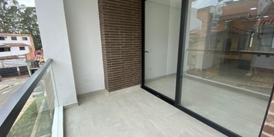 Te gustaria vivir en un lugar tranquilo? esta oportunidad es para ti, espectacular apartamento, con excelente iluminacion natural y una vista panoramica al paisaje natural, a solo 200 metros de la autopista Medellin Bogota, ubicado en exclusivo sector de Marinilla, cuenta con dos habitaciones, dos closet, cocina integral, parqueadero, cerca al mall comercial El Tranvia, Club de Pesca Alcaravanez y centro de eventos Hacienda Riojana. Que estas esperando para conocer tu proximo hogar? contactanos.