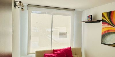 Ofrecemos en arriendo un acogedor apartamento amoblado en Usaquén, Bogotá. 
Ideal para una persona o una pareja que busca comodidad y estilo. Al entrar, el ambiente cálido toma protagonismo con una sala de TV perfecta para relajarse y un comedor para disfrutar tus comidas favoritas. La cocina integral está equipada con buenos  electrodomésticos, incluida una estufa a gas. El apartamento cuenta con un encantador balcón y un patio interior, ideales para disfrutar de una mañana soleada o simplemente relajarse. 

La seguridad es clave, con vigilancia las 24 horas, puerta de seguridad y parqueadero cubierto. Para el entretenimiento, el edificio ofrece un gimnasio, salón de juegos, salón comunal y áreas de juegos infantiles. 
Detalles como el calentador eléctrico, junto con espacios para lavandería, garantizan una vida sin preocupaciones. 

¡No pierdas esta oportunidad única de vivir en uno de los mejores barrios de Bogotá! Contáctanos para agendar tu visita.