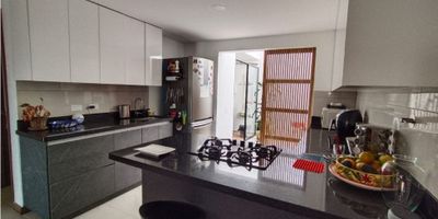 En la hermosa ciudad de Rionegro, ubicada en el departamento de Antioquia, se encuentra una increíble oportunidad de inversión en el mercado inmobiliario. Esta espaciosa casa de 160 M2 de área construida te brindará todo el espacio que necesitas para vivir cómodamente junto a tu familia.

Al ingresar a la propiedad, te sorprenderás con la amplitud de sus 4 habitaciones y sus 5 baños, lo que la convierte en el lugar perfecto para una familia numerosa o para aquellos que buscan comodidad y privacidad en su hogar. Además, podrás disfrutar de una moderna cocina con barra estilo americano, perfecta para compartir momentos inolvidables con tus seres queridos.

Uno de los mayores beneficios de esta maravillosa casa es que es amigable con tus mascotas, por lo que no tendrás que preocuparte por dejarlas en casa al momento de salir. Asimismo, cuenta con todas las comodidades necesarias para una vida práctica y cómoda, como armarios empotrados, calentador y una zona de lavandería.

La ubicación de este inmueble es inmejorable, ya que se encuentra en una zona de alta valorización y con fácil acceso a centros comerciales y a la zona urbana. Además, podrás disfrutar de una vista panorámica impresionante desde su balcón y la tranquilidad de vivir en una propiedad unifamiliar.

Por otro lado, su cercanía a parques y zonas verdes te permitirá conectarte con la naturaleza sin salir de la ciudad, mientras que su acceso pavimentado y la presencia de un circuito cerrado de televisión brindan seguridad y tranquilidad a sus residentes. Además, contarás con un garaje y parqueadero para visitantes para tu comodidad y la de tus invitados.

Otras características adicionales que hacen de esta propiedad una oportunidad única son su depósito para un almacenamiento adicional, la portería y recepción para recibir a tus visitas, y su ubicación sobre una vía principal con fácil acceso al transporte público. Además, es apta para personas con discapacidad y se encuen