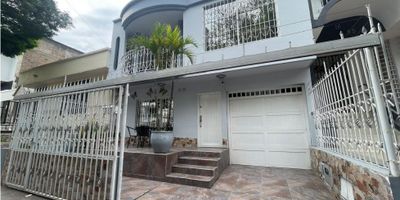 Oportunidad única de vivir con comodidad garantizada! 

Te presentamos esta increíble casa de 360 M2, una propiedad moderna y bien distribuida que te brindará todo lo que necesitas para vivir con confort y estilo. Con una ubicación privilegiada, en un sector residencial de estrato 5, esta propiedad se distribuye en 2 plantas, con un total de 6 habitaciones, todas ellas con excelentes acabados, frescura y luz natural. Cuenta con 5 baños, uno de ellos es un baño medio, perfecto para visitas o áreas comunes. En cuanto a la zona social, encontrarás un gran salón de estar que se conecta de manera fluida con las habitaciones y el estudio o sala de TV, creando un ambiente ideal para reuniones familiares o con amigos. La cocina es un espacio abierto, con un diseño que combina funcionalidad y estilo. Para mayor comodidad, la propiedad cuenta con un garaje interno para 2 vehículos, con puerta y reja eléctricas.  

La casa se encuentra en una zona tranquila y segura, a solo diez minutos de los centros comerciales Jardin Plaza y Unicentro, la Clínica Valle del Lili y el parque del Ingenio. Además, el acceso a principales vías de transporte, como las calles 14 y 16 y las carreras 80 y 85, que permite conectes fácilmente con otros sectores importantes de la ciudad. Este inmueble es perfecto para quienes buscan un hogar con estilo, comodidad y excelente ubicación.

No dejes pasar la oportunidad de visitar esta maravillosa propiedad!!! Código 8610776.
