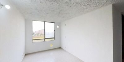 Apartamento en venta de 42mts, con vista exterior, ubicado en un 8avo piso, acceso por escaleras, parqueadero comunal. Consta de 3 habitaciones, 1 baño, sala comedor, cocina integral y zona de lavandería. Tiene piso cerámico en todas sus zonas. El conjunto cuenta con salón comunal, parque infantil, zonas verdes y vigilancia privada las 24 horas. 20874508887
