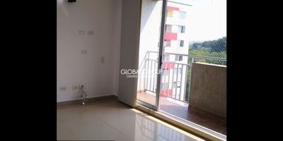 Se vende apartamento al su de Cali.  80 mts2, barrio La Hacienda. Consta de sala comedor, cocina integral abierta moderna, 3 habitaciones, la principal con baño y vestier, baño social. Cuenta con 1 parqueadero en sótano. Conjunto cerrado con piscina y juegos para niños.
