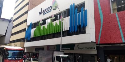 Local para arriendo y venta en importante centro comercial, área 70 M2 distribuidos en dos niveles, 1 oficina y vitrina comercial, entorno de peluquerías, tiendas de novias y de zapatos, por su ubicación tiene cercanía, al centro comercial Camino Real Y Cámara de Comercio de Medellín, cerca a vías principales como la Avenida Oriental y Sucre, transporte público al futuro Metroplus. agenda tu cita Contactos 3015989091