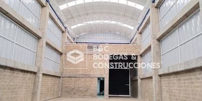 Bodega con una excelente ubicación al sur de la cuidad, en unidad cerrada, zona franca con beneficios e incentivos tributarios, aduaneros y de comercio exterior, de fácil acceso al transporte público, un área total de 1217m2 distribuidos de la siguiente manera, en el primer nivel 401m2 con una capacidad de carga de 2 tonm2 y una altura de 13m, área mezzanine 220m2, sótano 401m2 con una capacidad de carga en piso de 5 tonm2 y cuenta con un malacate de 1.5x1.5m con capacidad para 1.5 toneladas, otras áreas 195m2, capacidad de energía 30 kva, puerta tractomula, Bodega ideal para almacenamiento y distribución. CONTACTANOS BODEGAS Y CONSTRUCCIONES.