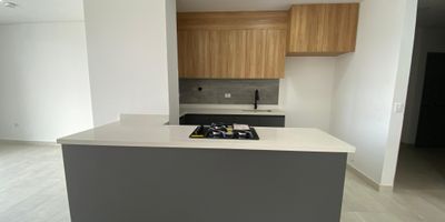 Te gustaria vivir en un lugar tranquilo? esta oportunidad es para ti, espectacular apartamento, con excelente iluminacion natural y una vista panoramica al paisaje natural, a solo 200 metros de la autopista Medellin Bogota, ubicado en exclusivo sector de Marinilla, cuenta con dos habitaciones, dos closet, cocina integral, parqueadero, cerca al mall comercial El Tranvia, Club de Pesca Alcaravanez y centro de eventos Hacienda Riojana. Que estas esperando para conocer tu proximo hogar? contactanos.