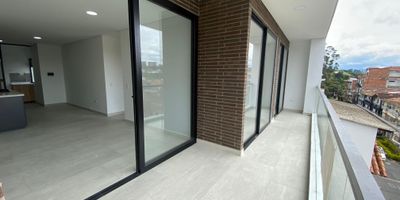 Te gustaria vivir en un lugar tranquilo? esta oportunidad es para ti, espectacular apartamento, con excelente iluminacion natural y una vista panoramica al paisaje natural, a solo 200 metros de la autopista Medellin Bogota, ubicado en exclusivo sector de Marinilla, cuenta con dos habitaciones, dos closet, cocina integral, parqueadero, cerca al mall comercial El Tranvia, Club de Pesca Alcaravanez y centro de eventos Hacienda Riojana. Que estas esperando para conocer tu proximo hogar? contactanos.