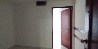 Arriende este moderno consultorio en Altos del Limón, Barranquilla. Ubicado en la Carrera 51B #94-334, este espacio de 41 m² es ideal para profesionales. Cuenta con un baño y un parqueadero, ofreciendo comodidad. El inmueble, con 5 años de antigüedad y estrato 7, incluye vigilancia 24 horas, garantizando seguridad. El canon de arriendo es de $1,850,000, más administración (aprox. $286,000). Su ubicación estratégica en Atlántico facilita el acceso y visibilidad para clientes. Conozca este consultorio en Barranquilla. Contáctenos para más detalles vía WhatsApp o vea nuestros teléfonos.