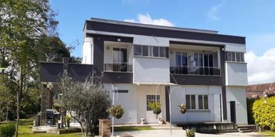 Casa Campestre en Venta Los Santos, Mesa De Los Santos, CONJUNTO CAMPESTRE EL REFUGIO, 6 alcobas, 6 baños, Parqueadero: Garaje, Área Construida: 395mts, Área Lote: 2252mts. Código Inmobiliaria: 33553, para mayor información y revisar toda nuestra oferta visita nuestra pagina web: estebanrios.com o comuníquese a nuestro PBX: (607) 635 2877