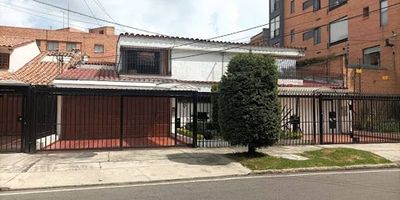 Ubicada en el sector de San Patricio y cerca al parque los Molinos, esta hermosa casa remodelada de uso mixto nos brinda espacios amplios con excelente distribución e iluminación natural en todas las áreas de sus dos plantas.
Por estar localizada entre la carrera 15 y carrera 19, podemos disfrutar de una amplia gama de servicios comerciales y de entretenimiento así como en la calle 116 que es la vía principal de acceso.
Gas natural, CCTV interno y externo, alarma para empresa de seguridad, un patio interno y un patio posterior con área verde, puerta eléctrica en garaje y cuarto de servicio con baño, son entre otros, los beneficios de los que podrás disfrutar en este hermoso espacio. Agenda tu cita.