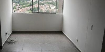  Apartamento en el sector de Itagüí San Gabriel de 57 m2, cuenta con 3 habitaciones, 2 baños, 2 closet,  no tiene balcón, cocina abierta  y buena iluminación, salón comedor amplia, piso en cerámica y zona de ropas, Este  apartamento es ideal para descansar o compartir en familia, en unidad cerrada con portera vigilancia, salón social, gimnasio, juegos infantiles, adicional vas a poder contar con cómodas vías de acceso, cerca podrás encontrar restaurantes, supermercados, iglesias, gimnasios, entre otras más. 