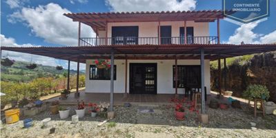 ?? ¡Tu nuevo hogar te espera en San Pedro de los Milagros! ??

¿Buscas tranquilidad, amplitud y una vista panorámica espectacular? Esta hermosa propiedad de dos pisos es la oportunidad que estabas esperando. Con un valor de $330.000.000, combina comodidad, naturaleza y una ubicación privilegiada. ?✨

Aquí te presentamos sus características:

? Área total de 1000m².
? 3 habitaciones.
? 2 baños.
? Zona de lavandería.
? Despensa.
? Balcón con vista panorámica.
? Parqueadero al aire libre.
? Cuarto útil.
? Zonas verdes con árboles frutales.
? Reja de seguridad.
? Cercano a transporte público.

Si sueñas con un espacio amplio, rodeado de naturaleza y con todas las comodidades para tu familia, ¡esta propiedad es para ti! ?✨ Contáctanos ahora mismo para más información y agenda tu visita. ??
