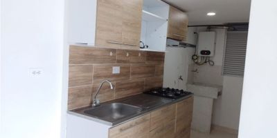 Descubre un estilo de vida único en este impresionante apartamento ubicado en El Carmen de Viboral, Antioquia. Con un área total de 56 M2, esta propiedad ofrece una combinación perfecta entre comodidad, tranquilidad y ubicación inmejorable.

Cada detalle en este apartamento ha sido cuidadosamente seleccionado para brindarte el mejor confort y funcionalidad. Con un área construida de 56 M2 y un área privada de 56 M2, disfrutarás de amplios espacios en cada una de las 3 acogedoras habitaciones y 2 baños disponibles.

¿Eres un amante de los animales? ¡Este apartamento es ideal para ti! Su política de admisión de mascotas te permitirá compartir todos los momentos especiales con tu mejor amigo peludo.

Imagina despertar cada día con una impresionante vista panorámica desde el balcón, o disfrutar de una agradable ducha en el baño auxiliar. Además, la habitación principal cuenta con su propio baño privado, para tu mayor comodidad.

Si buscas comodidad y ahorro, ¡este es el lugar perfecto para ti! El apartamento cuenta con calentador y gas domiciliario, para que puedas disfrutar de una temperatura agradable en todo momento. Además, sus amplios clósets te ofrecen un valioso espacio de almacenamiento.

Vive en una zona exclusiva y privilegiada, rodeada de acceso pavimentado y cerca de la zona urbana. En las cercanías encontrarás colegios y universidades de excelente reputación, ideales para que tus hijos reciban una educación de calidad.

No tendrás que preocuparte por el estacionamiento, ya que el edificio cuenta con ascensor y parqueadero para visitantes. Ubicado sobre una vía principal, tendrás fácil acceso al transporte público y estarás cerca de diversas zonas residenciales, deportivas y verdes para que puedas disfrutar de un estilo de vida activo y saludable.

¡No pierdas la oportunidad de vivir en este maravilloso apartamento unifamiliar en El Carmen de Viboral! Sus características internas y externas lo convierten en la opción ideal