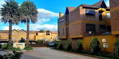 Encantadora casa esquinera  en venta en el exclusivo sector de Chía, Cundinamarca, con proximidad a la avenida Chilacos. Distribuida en 3 niveles, esta residencia ofrece un ambiente acogedor y funcional. en su primer nivel podras encontrar amplia  sala con espacio para comedor independiente con chimenea  cocina cerrada integral un baño social, , cuarto y baño de servicio. Cuenta con un àrea de 259 m2 , 5 habitaciones, un espacio para estudio , tres balcones, 4 baños con excelentes acabados , no te pierdad esta oportunidad, vista panoramica! Cod: 4021