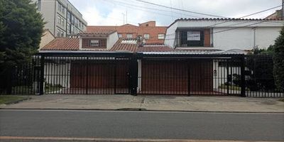 Esta casa remodelada y de uso mixto nos ofrece amplios espacios independientes con muy buena distribución, su entorno inmediato nos brinda una amplia gama de oferta comercial y de entretenimiento por la carrera 15 y carrera 19 así como por la calle 116 como vía principal de acceso y un parque a tan sólo media cuadra.Gas natural, CCTV interno y externo, alarma para empresa de seguridad, un patio interno y un patio posterior con área verde, puerta eléctrica en garaje y cuarto de servicio con baño, son entre otros, los beneficios de los que podrás disfrutar en este hermoso espacio. Agenda tu cita y conoce más de esta preciosa oferta.