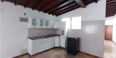 ¿Buscas un apartamento cómodo, bien ubicado y con buena iluminación? Este inmueble en el Centro de Medellín, ubicado cerca al Teatro Casa Clown, puede ser justo lo que necesitas. Perfecto para quienes quieren vivir cerca de todo, con acceso a transporte público, comercios, cultura y servicios esenciales.

Con 50m² de área, este apartamento cuenta con 2 habitaciones, una de ellas con closet, ideal para quienes necesitan practicidad y buena distribución. También dispone de 1 baño con diseño sencillo pero funcional, perfecto para el uso diario.

La cocina semi-integral ofrece un espacio adecuado para la preparación de alimentos, y se complementa con una zona de ropas independiente y un patio, que mejora la ventilación y da un extra de funcionalidad al hogar.

El balcón y el ventanal permiten la entrada de luz natural, haciendo que el ambiente sea fresco y agradable durante el día. Además, el piso en cerámica es fácil de limpiar y mantener.

Aunque no cuenta con red de gas, portería, ascensor ni parqueadero, su ubicación en un estrato 3 y su cercanía a zonas claves del centro lo convierten en una excelente opción para quienes buscan vivir en un lugar práctico, accesible y con buena movilidad.

? Código: (C1992)
? ¡Contáctanos y agenda tu visita!
