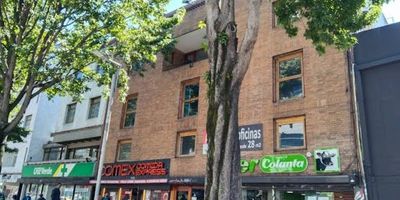 Oficina en área libre u amplia para adecuación de cubículos de trabajo. Usos permitidos de oficinas, locales a puerta cerrada, áreas de almacenamiento y bodegaje. Zona de baños en área común del piso 2 baterías. Ubicación privilegiada Avenida Carrera 15, Calle 85, estaciones de Transmilenio Héroes, Calle 85 y SITP. El valor del canon incluye servicio de acueducto. Parqueaderos cercanos. CANON $ 2.285.000 IVA INCLUIDO más Servicio de portería $ 225.000.