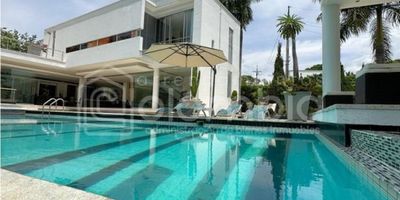 Finca Campestre En Venta, la propiedad se caracteriza por ser una de las casas más ostentosas de la unidad, al igual que por sus espacios impresionantes. Cuenta con 2 lotes con área total de 1.409 m² y con un área construida aproximada de 550 m². 

Conformado por 6 habitaciones muy amplias y con ventilación natural, cada una con baño, clóset, aire acondicionado, ⁠8 baños totalmente completos y amplios, la alcoba principal tiene jacuzzi, sala de TV, vestier, 3 aires acondicionados, 2 salas hacia la zona exterior, cocina totalmente amplia, jacuzzi, 2 piscinas, zona de bronceo, kiosco - Bar, sala de TV. Todo el piso de la propiedad se caracteriza por tener en mármol impecable. Zona verde muy hermosa, tenemos una terraza muy amplia que se puede adecuar para una zona de star y BBQ y parqueadero para 10 carros aproximadamente. 

Tenemos un espacio verde muy amplio que se puede adecuar para una cancha de futbol, Voley, etc. Tiene cámaras de seguridad y portería con vigilancia las 24 horas. 

Para más información, ¡Comunícate Ahora!

*NOTA ACLARATORIA: Puede haber diferencias en las áreas suministradas en esta publicación, al momento de la negociación se deben verificar por escrituras públicas debidamente registradas.

 
