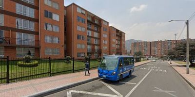 Apartamento  ubicado  en  el  sur  de Bogotá, a unas ocas  cuadras del  Portal de  Transmilenio de  Usme, en un segundo piso,  cuenta   con tres   alcobas  dos  de   ellas  con closet,  la principal cuenta con el espacio para  un baño, que tiene  ya con las   acometidas para  la  instalación, sala-comedor, cocina  semi-integral , baño  social y  zona  de  ropas, todas  la ventanas  tiene   rejas  corredizas,  calentador  de  paso  a  gas, mágico  en puerta  principal, en el conjunto hay  salón comunal,   zona BBQ, zona infantil, zonas  verdes, zona de parqueo comunal  y  tiendas, cerca  al  Centro  Comercial  AltaVista , a una cuadra  de  la  AV.  Caracas, sector  de  alta  valorización.
 