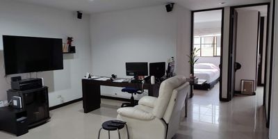 Se VENDE Apartamento al sur de Cali en edificio inteligente barrio Cuarto de Legua cerca a la Plaza de Toros. Área 70 Mts2 
2 habitaciones 
2 baños 
Cocina 
Espacio para sala comedor
Ascensor 
Parqueadero privado cubierto.
Parqueadero de visitantes 
Precio: $290' millones negociables