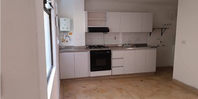 Bienvenido a este hermoso apartaestudio ubicado en el corazón de la ciudad de Medellín, Antioquia. Su área de 44 metros cuadrados de terreno, construida y privada, lo convierten en el espacio perfecto para una persona o una pareja que busque comodidad y practicidad en su hogar. Con una alcoba amplia y un baño completo, este espacio se adapta perfectamente a tus necesidades.

En el interior de este apartaestudio podrás encontrar todo lo que necesitas para una vida cómoda y funcional. El hecho de que admita mascotas, lo convierte en un lugar ideal para aquellos que aman a sus compañeros de cuatro patas. Además, cuenta con armarios empotrados que maximizan el espacio de almacenamiento, y un baño auxiliar para mayor comodidad.

La cocina integral, equipada con todos los electrodomésticos necesarios, te permitirá preparar tus comidas favoritas sin salir de casa. El calentador, el acceso a agua, electricidad y gas domiciliario te garantizan comodidad y seguridad en tu hogar. Y gracias al suelo de cerámica/mármol, la limpieza será fácil y práctica.

Al salir de este acogedor apartaestudio, te encontrarás con zonas externas excelentes. El acceso pavimentado garantiza un fácil y cómodo ingreso al edificio. Además, su ubicación en una zona residencial te brinda tranquilidad y seguridad. Los parques cercanos son ideales para hacer ejercicio o simplemente disfrutar de un día al aire libre. Y gracias a su ubicación sobre una vía principal, tendrás acceso rápido y fácil al transporte público para que puedas moverte por la ciudad sin problemas.

No pierdas la oportunidad de adquirir este increíble apartaestudio en Medellín, una ciudad llena de vida, cultura y oportunidades. Contáctanos hoy mismo para visitar este inmueble y descubrir por qué es el lugar perfecto para ti.
