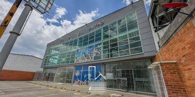 Local comercial en arriendo ubicado en la vía principal de Tocancipá, en una zona de alto flujo vehicular y peatonal, conocida como punto de encuentro, con un área de 214 metros cuadrados, el inmueble se distribuye en dos niveles (dúplex), ofreciendo un amplio espacio para diversas actividades comerciales, el local cuenta con una infraestructura robusta, ideal para quienes buscan expandir su negocio, ya que dispone de la altura adecuada para construir un tercer piso, brindando posibilidades de crecimiento y adaptación a diferentes necesidades. Además, dispone de baños privados y una cocineta, en la parte frontal del local, se encuentran varios espacios de parqueo, lo que facilita el acceso de clientes y empleados, aumentando la conveniencia y atractivo del lugar. Esta propiedad es una oportunidad única para quienes buscan una ubicación estratégica, con espacio suficiente para desarrollar su empresa o emprendimiento en una zona con gran potencial de crecimiento. Cod: 745