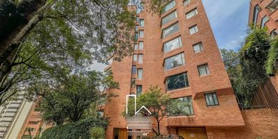 Amplio y lujoso apartamento para arriendo en Rosales, con 344 m² de área privada, ubicado en un edificio de alto nivel. El inmueble dispone de tres espaciosas alcobas, cada una con excelente iluminación natural, y tres baños completos, destacándose el baño de la alcoba principal que cuenta con sauna y jacuzzi. La cocina es integral, moderna y funcional, perfecta para los amantes de la cocina. Además, el apartamento incluye cuarto y baño de servicio, así como una lavandería independiente. Para mayor comodidad, ofrece tres garajes independientes y un depósito. El edificio brinda seguridad y confort, con un cuarto para escoltas, recepción de lujo, gimnasio bien equipado y un salón comunal para eventos. Un lugar ideal para vivir con confort y exclusividad en una de las zonas más cotizadas de la ciudad. Cod: 746