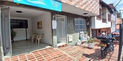 Se vende casa en la Inmaculada 1 cuenta con un área de 200 m2. La propiedad ofrece comodidades como 4 habitaciones, garaje, dos patios, dos baños, cocina, sala y comedor, y se entrega con acabados completos. No presenta afectaciones como hipotecas, embargos, patrimonios o afectaciones familiares. Además, se encuentra cerca de lugares de interés como restaurantes, colegios y supermercados