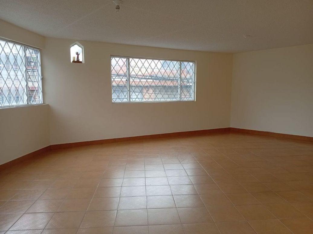 Casa de 6 alcobas en venta en San Cayetano, Bogotá, 306 m² · foto 4 de 20