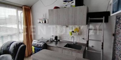 Vendo hermosa casa rentable de 5 pisos, ubicada en unir 2 cerca a Gran Granada, sector de alta valorización, la casa tiene 3 apartamentos con 2 habitaciones, sala comedor, cocina integral, zona de lavandería, un baño, tambien tiene dos apartaestudios con sala comedor, 1 habitación, cocina integral, 1 baño,, zona de lavanderia, el primer piso pude ser utilizado como bodega o parqueadero, tiene 1 habitacion, baño, zona de lavanderia, cocina integral, sala. Excelentes acabados la ubicacion de esta casa le permite tener rentas cortas ya que se encuentra cerca al coliseo medplus, facil acceso por la 80, cerca al puente de guadua, .precio negociable