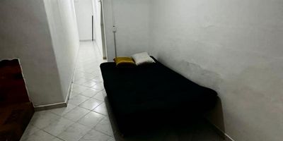 Apartamento de una habitación con posibilidad de ampliar a dos cuarto doble baño cabinado zona de ropas sala comedor y una excelente ubicación estrato 4 floresta ideal para persona sola o pareja zona comercial con todos los servicios mercados bancos colegios etc