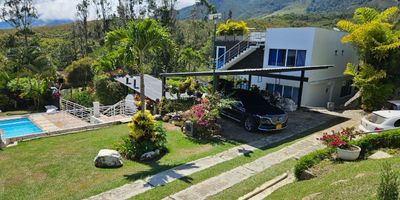 Descubre esta espectacular finca Campestre ubicada en un entorno natural privilegiado,( VEREDA EL LLANITO ) con vista panorámicas al majestuoso Lago Calima. Esta propiedad ofrece una combinación perfecta de confort, lujo y contacto con la naturaleza, ideal para quienes buscan un estilo de vida tranquilo y exclusivo.

Vista al Lago: Disfruta de impresionantes amaneceres y atardeceres desde cada rincón de la propiedad.
Piscina y Jacuzzi: Relájate y refréscate en la amplia piscina y el jacuzzi, perfectos para disfrutar en familia y con amigos.
Terraza: Espaciosa terraza ideal para el entretenimiento al aire libre y para disfrutar de las vistas.
Estanque de Peces y Patos: Un toque de naturaleza que aporta serenidad y encanto al entorno.
Horno de Barro: Perfecto para los amantes de la cocina tradicional y para disfrutar de deliciosas preparaciones al aire libre.