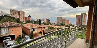 Casa en arriendo en El Poblado, Medellín. Ubicado en el exclusivo barrio El Tesoro, esta casa de 450m combina comodidad, estilo y una ubicación privilegiada. Con una excelente iluminación natural y artificial, este espacio ofrece un ambiente cálido y acogedor. Cuenta con cuatro amplias alcobas, cada una con vestier y baño, dos salas, un comedor, jardín con BBQ, espacio para una sala exterior, estudio, zona de gimnasio, sala de tv, una amplia cocina, zona de ropas y habitación del servicio con baño, cuenta con parqueadero cubierto hasta para tres carros y dos cuartos útiles. Ideal para quienes buscan privacidad y confort, cerca del Centro Comercial El Tesoro y el Mall Comercial Ámsterdam. Un lugar perfecto para compras, restaurantes y entretenimiento, Parques y zonas verdes, Hospitales y clínicas, Colegios y universidades. Esta casa no solo es un lugar para vivir, sino una oportunidad para disfrutar de todo lo que Medellín tiene para ofrecer.