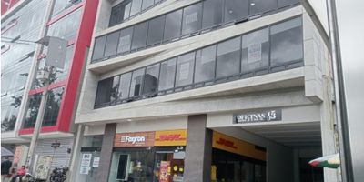 Local comercial de ciento diez metros cuadrados con mezzanine de cincuenta metros cuadrados, ubicado sobre vía principal en la Avenida Carrera quince, muy cerca del Parque de la noventa y tres

Cuenta con fachada en vidrio de doble altura que ofrece excelente visibilidad, dos baños, ascensor de carga y dos garajes cubiertos

Su ubicación estratégica y las cómodas vías de acceso, como la Calle noventa y cuatro y la misma Carrera quince, lo convierten en una excelente opción para comercio o servicios que requieran alto tráfico peatonal y vehicular

Contáctanos para más información
