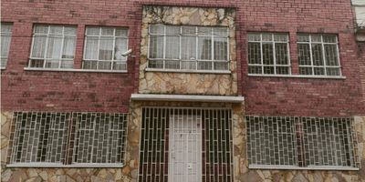 Encantadora casa clásica en el barrio Palermo, a pocas cuadras del Parkway y la Universidad Nacional, con fácil acceso a la NQS, ofreciendo excelente conectividad hacia cualquier zona de la ciudad. Ideal para vivir o desarrollar un proyecto multifamiliar, cuenta con 3 habitaciones, 3 baños, amplia sala y comedor, cocina independiente, garaje para 2 vehículos y patio de ropas, en un entorno residencial de gran valor y proyección, oferta variada de restaurantes, siendo una zona preferida por visitantes extranjeros.
